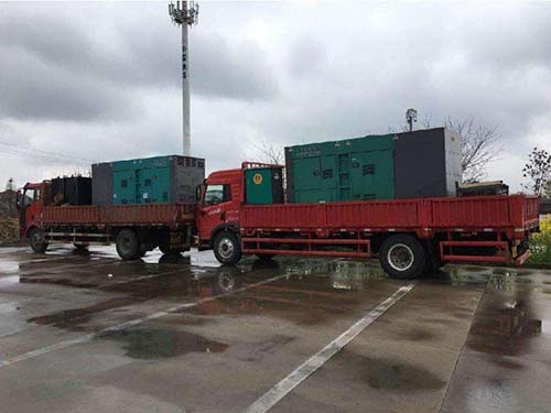 望都涂抹密封胶后，需要等待多长时间才能安装水冷式机油散热器密封件？